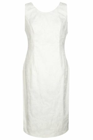 Вталена рокля без ръкав в бяло на релефни цвятя