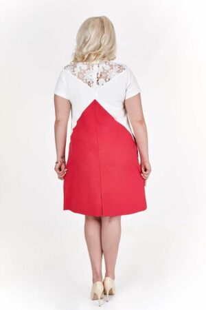 Елегантна лятна рокля с дантела на деколтето в бяло и малинено червено