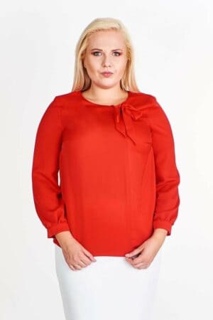 Червена блуза с дълъг ръкав и панделка на деколтето