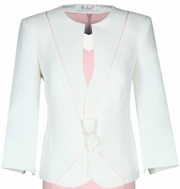 Бяло дамско сако с бледо розова декорация и панделка на талията