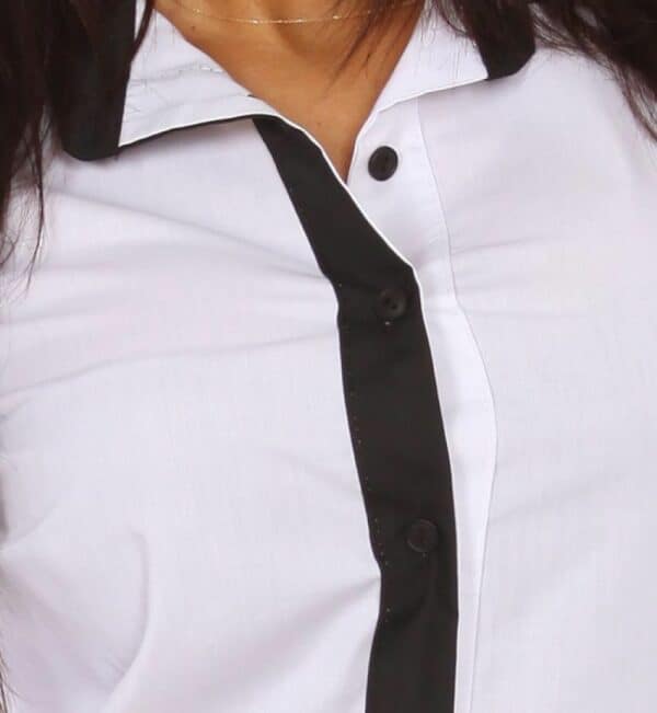 Бяла дамска риза с дълъг ръкав и черни гарнитури