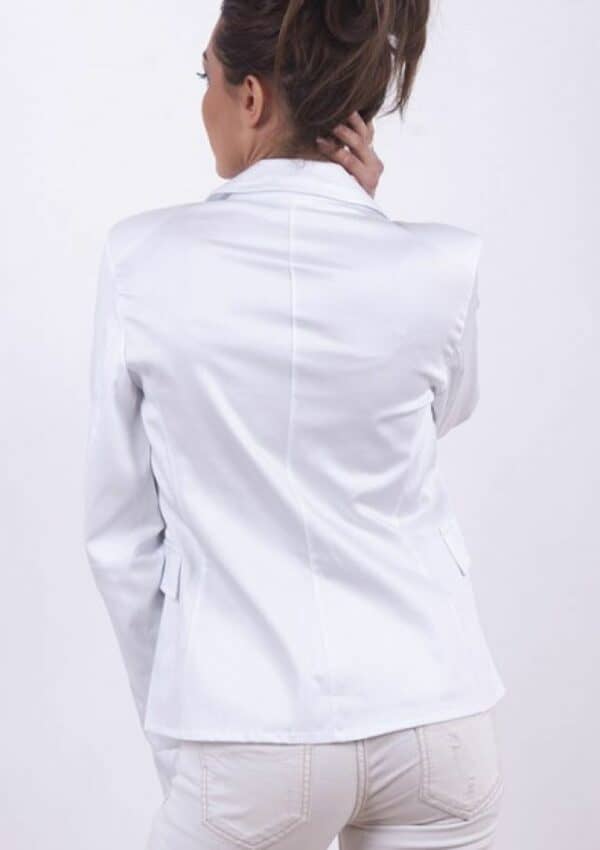 Бяло вталено дамско сако с дълъг ръкав и двоен ревер