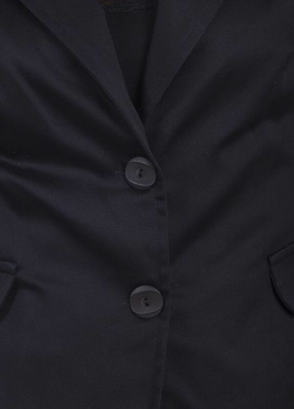 Черно вталено дамско сако с дълъг ръкав и двоен ревер