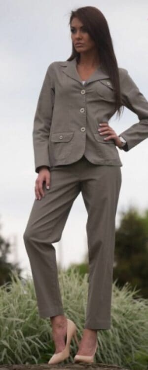 Дамски памучен панталон с дължина над глезена в цвят маслина