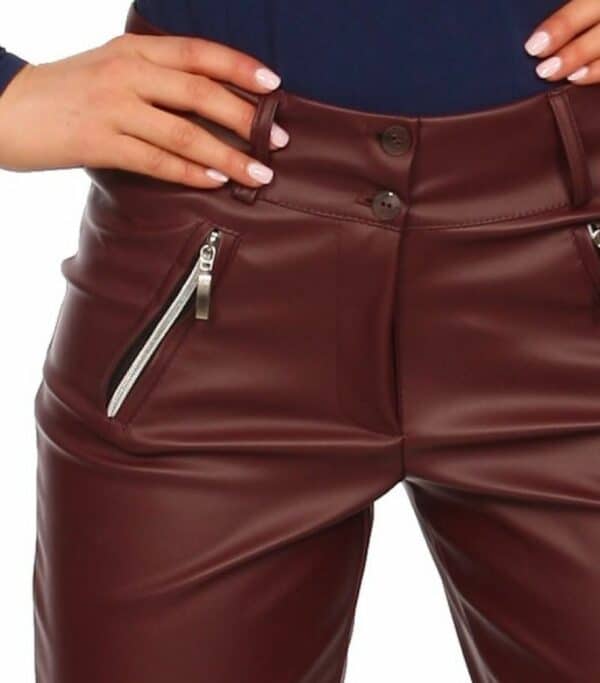 Дамски панталон от еко кожа с декоративни ципове в бордо