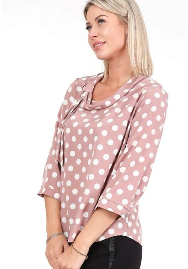 Елегантна блуза с панделка на деколтето - розово на бели точки