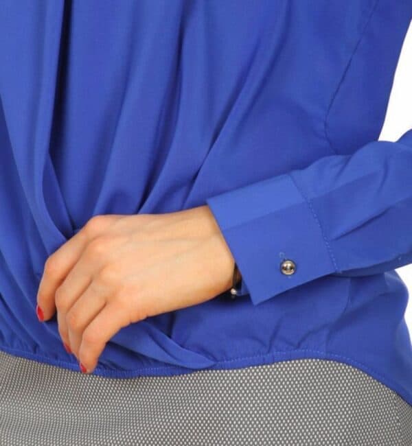 Елегантна наситено синя дамска риза с дълъг ръкав и набрани предници