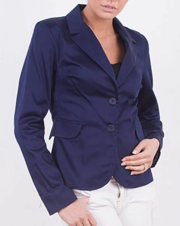 Тъмно синьо вталено дамско сако с дълъг ръкав и двоен ревер