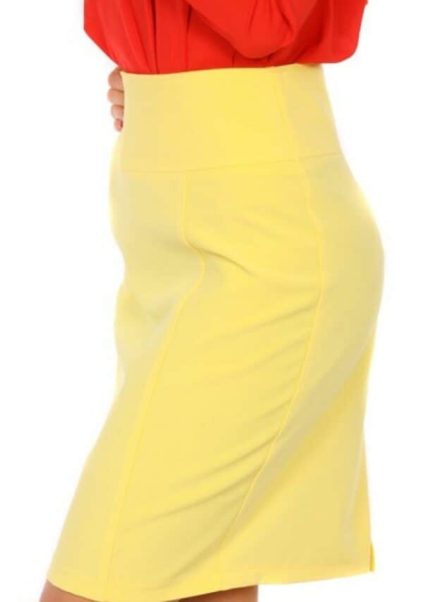 Жълта права дамска пола над коляното