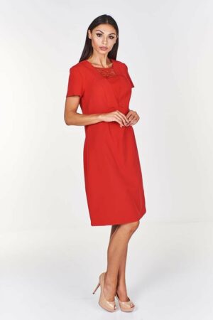 Елегантна червена рокля с къс ръкав и триъгълна платка дантела 875