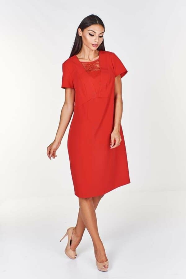 Елегантна червена рокля с къс ръкав и триъгълна платка дантела 875