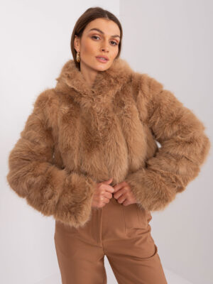 Късо пухкаво яке с качулка-2378.96P-camel