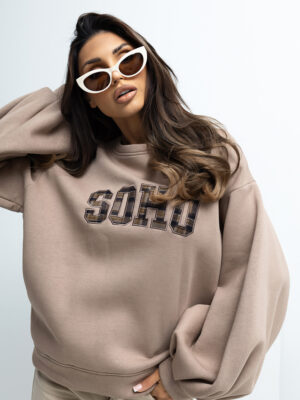 Дамски ватиран oversize суичър с апликация SOHO тъмно бежов Дамски ватиран oversize суичър с апликация SOHO тъмно бежов