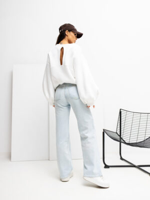 Дамски ватиран oversize суичър с апликация SOHO бял Дамски ватиран oversize суичър с апликация SOHO бял