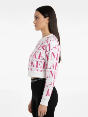 Къса дамска блуза KENDALL + KYLIE с цикламен лого принт Къса дамска блуза KENDALL + KYLIE с цикламен лого принт
