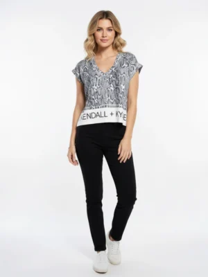 тениска-принт-v-образно-деколте-kendall-kylie