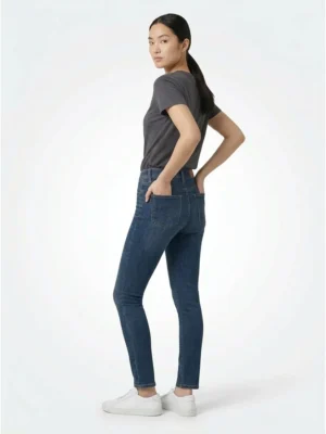 Дамски дънки Slim Fit в тъмносин деним